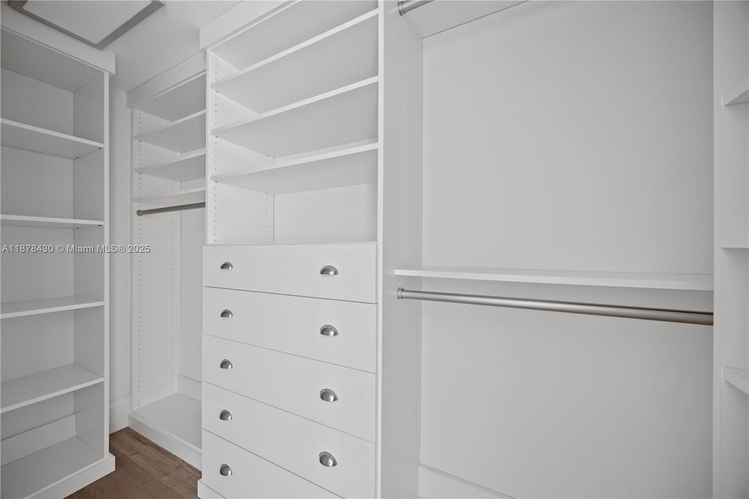 Recently Rented: $9,000 (3 beds, 3 baths, 1814 Square Feet)