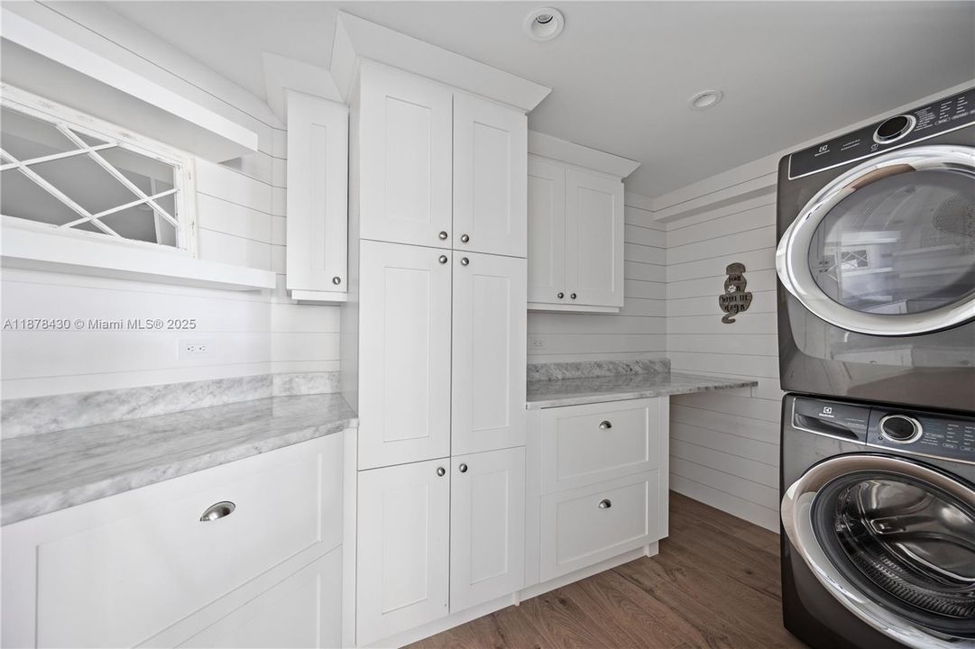 Recently Rented: $9,000 (3 beds, 3 baths, 1814 Square Feet)