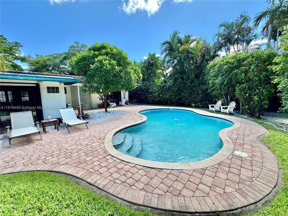 For Sale: $1,800,000 (3 beds, 2 baths, 2048 Square Feet)