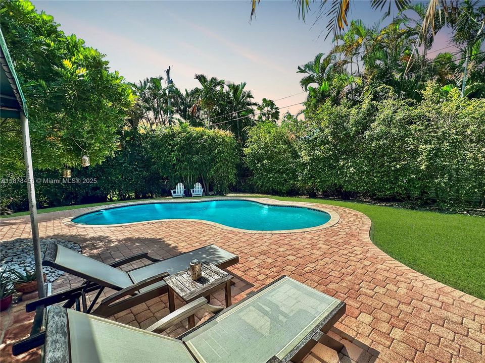 For Sale: $1,800,000 (3 beds, 2 baths, 2048 Square Feet)