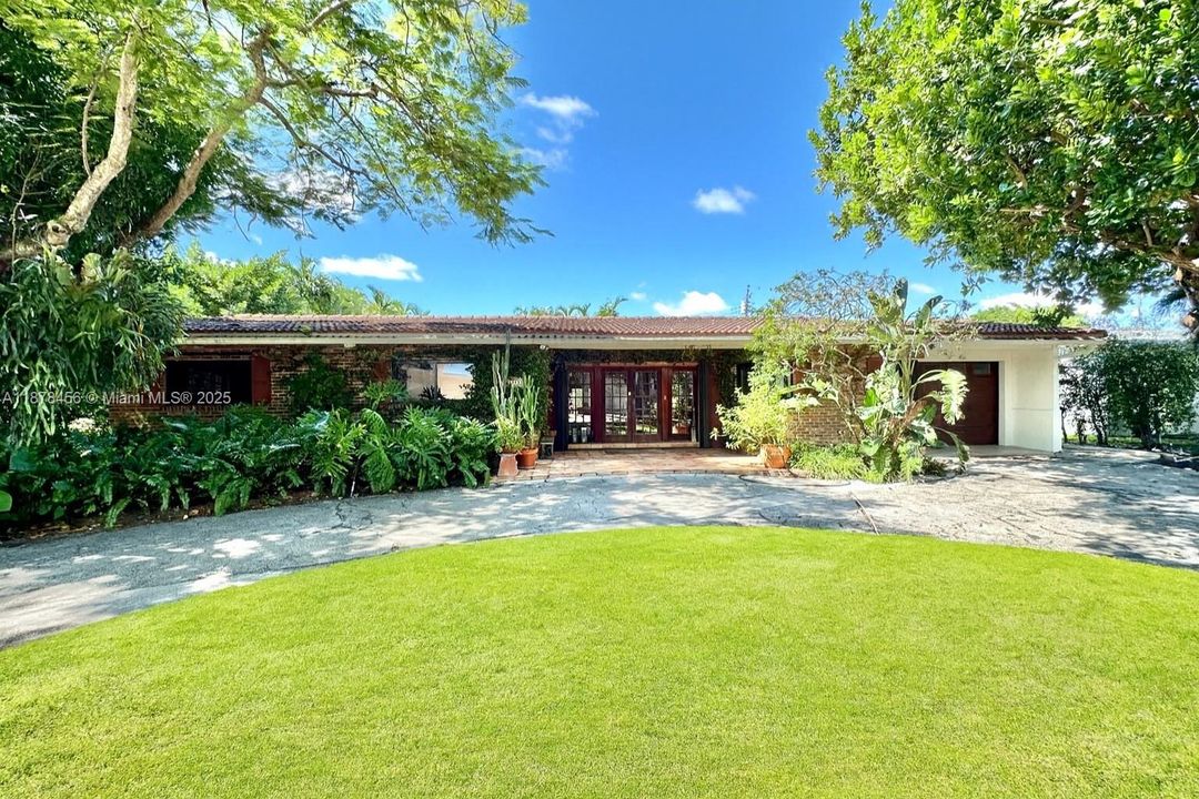 For Sale: $1,800,000 (3 beds, 2 baths, 2048 Square Feet)