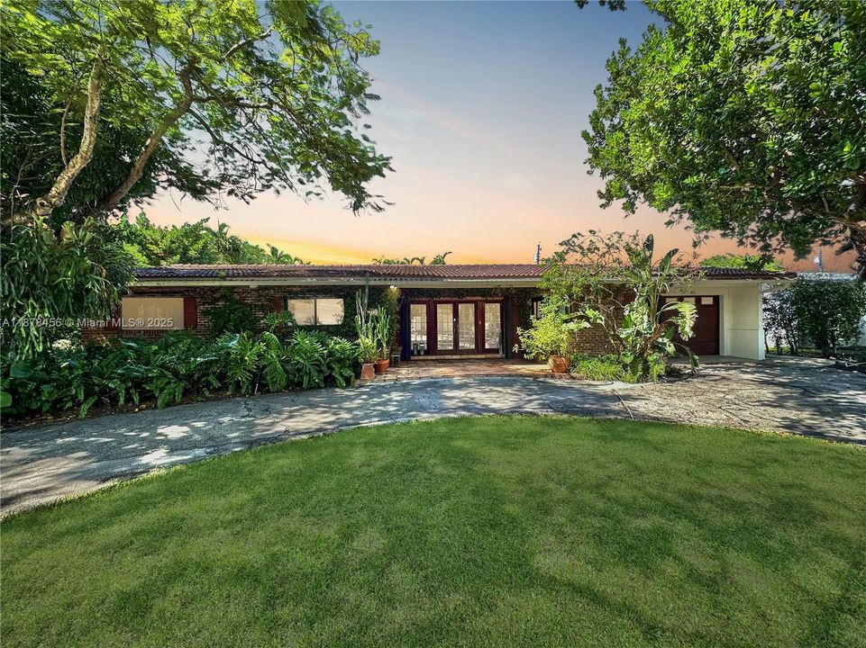 For Sale: $1,800,000 (3 beds, 2 baths, 2048 Square Feet)