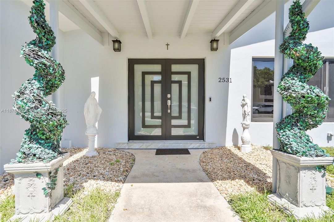 For Sale: $2,490,000 (5 beds, 4 baths, 2759 Square Feet)