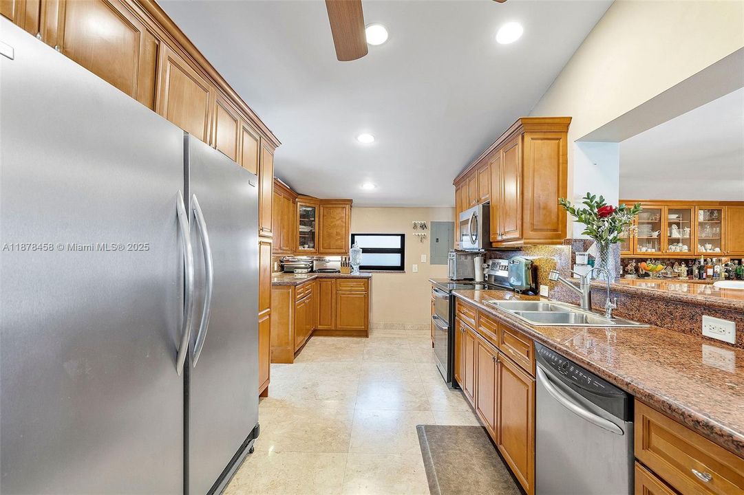 For Sale: $2,490,000 (5 beds, 4 baths, 2759 Square Feet)