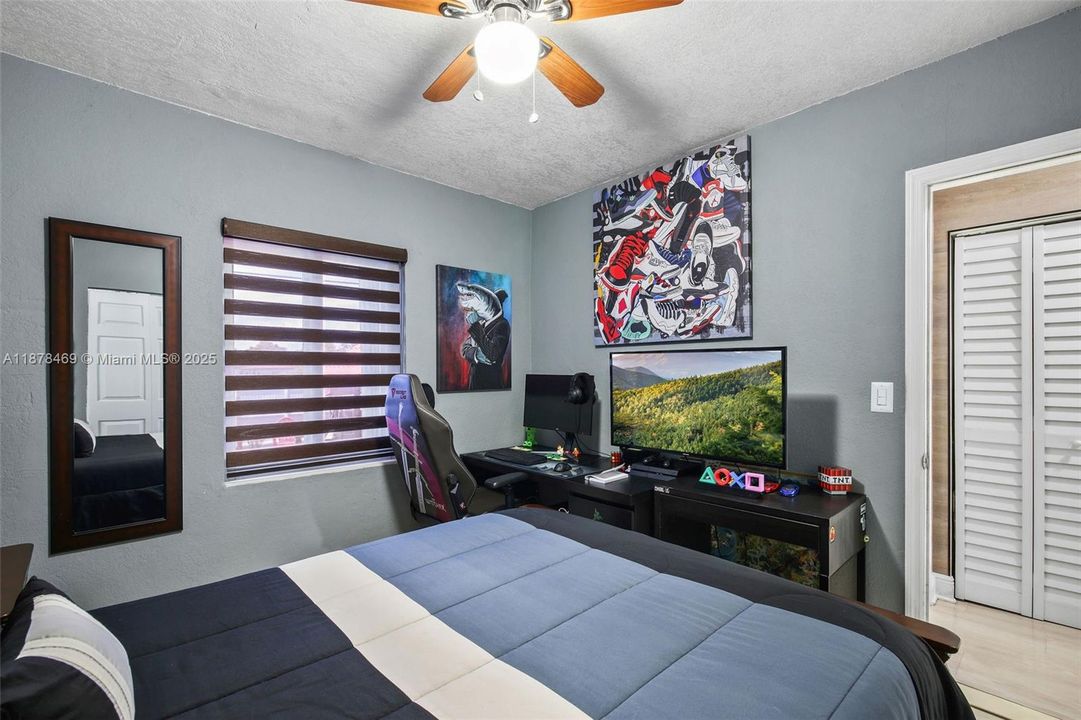 Active With Contract: $400,000 (2 beds, 2 baths, 936 Square Feet)