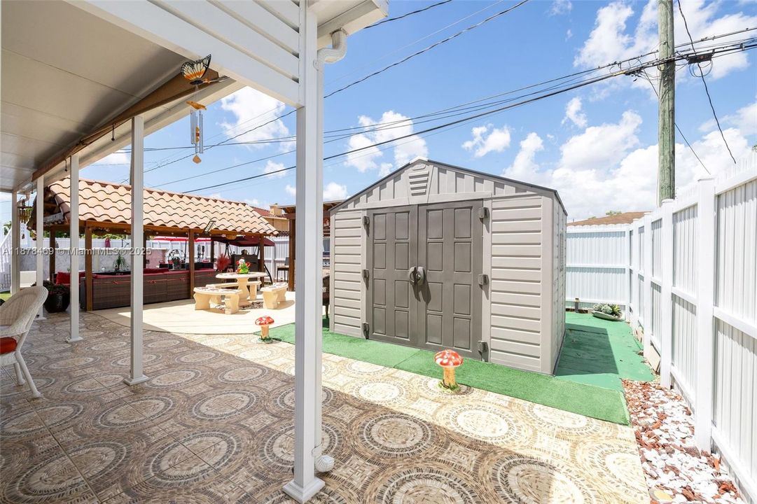 Active With Contract: $400,000 (2 beds, 2 baths, 936 Square Feet)