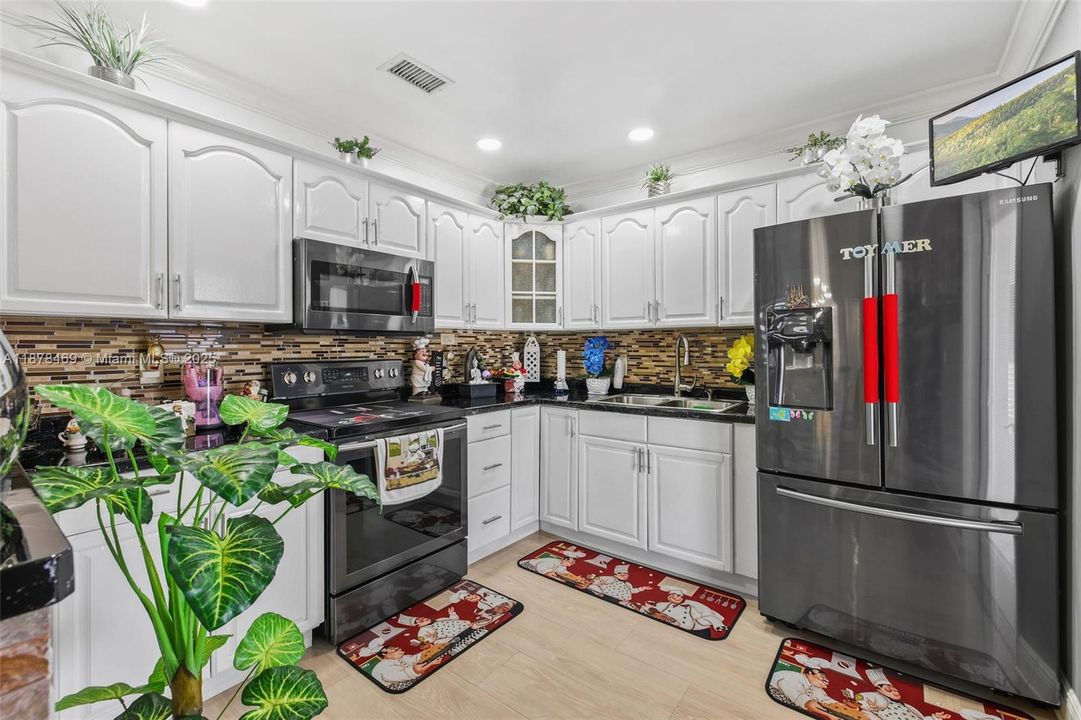 Active With Contract: $400,000 (2 beds, 2 baths, 936 Square Feet)