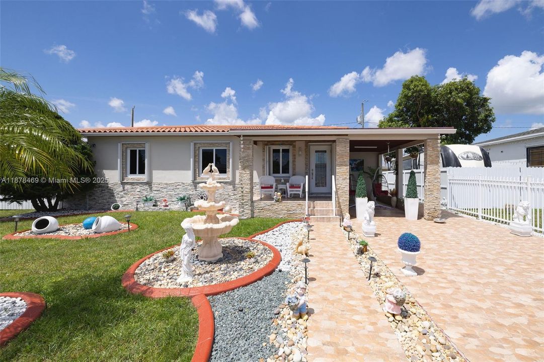 Active With Contract: $400,000 (2 beds, 2 baths, 936 Square Feet)