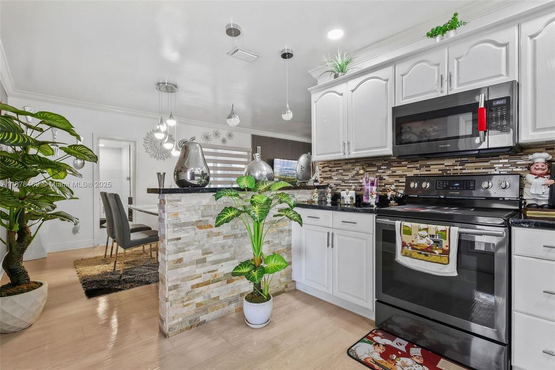 Active With Contract: $400,000 (2 beds, 2 baths, 936 Square Feet)