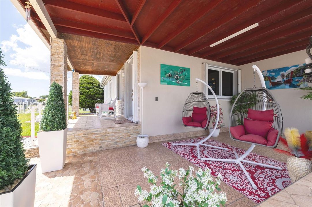 Active With Contract: $400,000 (2 beds, 2 baths, 936 Square Feet)