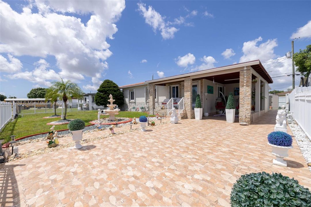 Active With Contract: $400,000 (2 beds, 2 baths, 936 Square Feet)