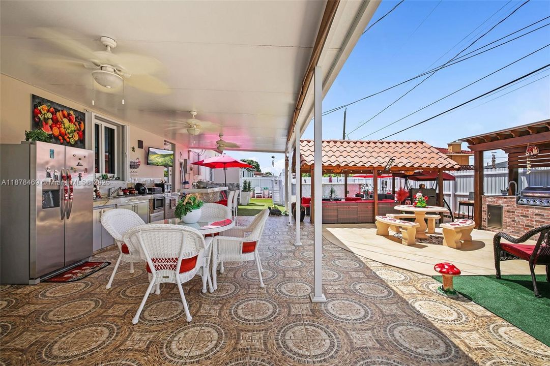 Active With Contract: $400,000 (2 beds, 2 baths, 936 Square Feet)