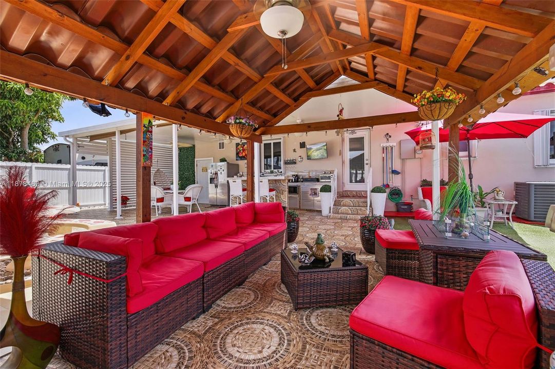 Active With Contract: $400,000 (2 beds, 2 baths, 936 Square Feet)