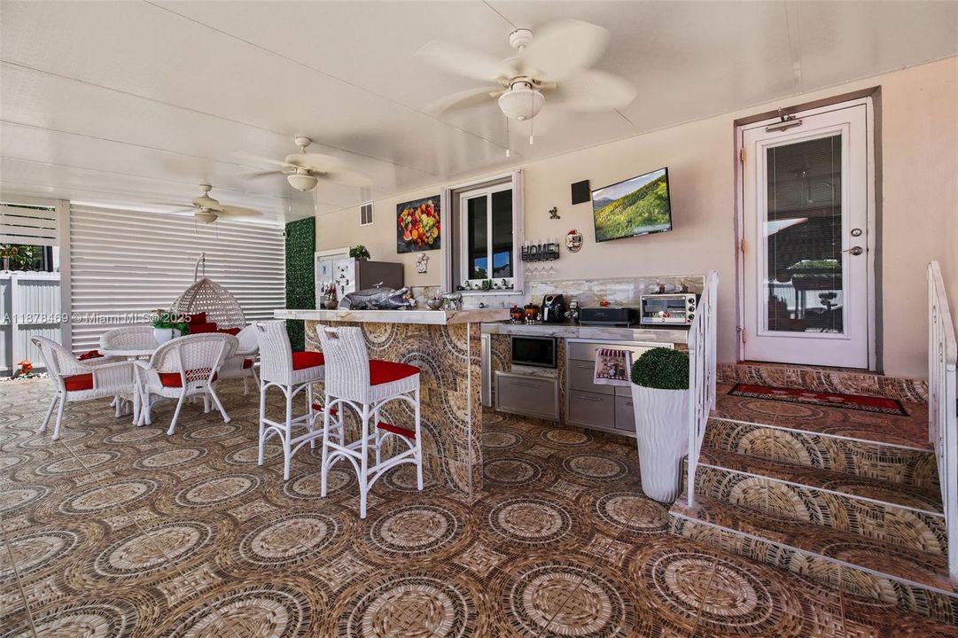 Active With Contract: $400,000 (2 beds, 2 baths, 936 Square Feet)