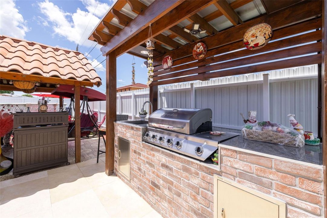 Active With Contract: $400,000 (2 beds, 2 baths, 936 Square Feet)