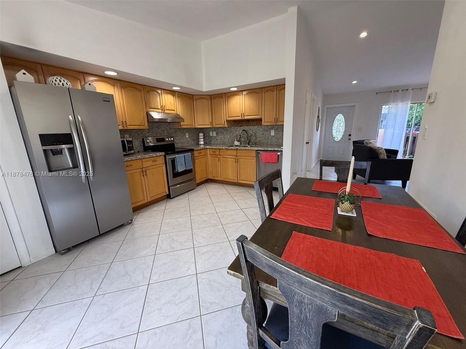 Activo con contrato: $410,000 (3 camas, 1 baños, 1015 Pies cuadrados)