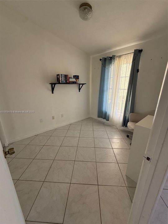 Activo con contrato: $410,000 (3 camas, 1 baños, 1015 Pies cuadrados)