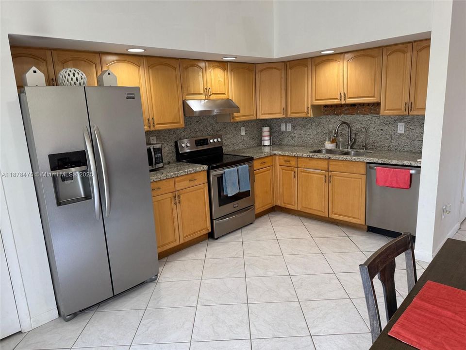 Activo con contrato: $410,000 (3 camas, 1 baños, 1015 Pies cuadrados)