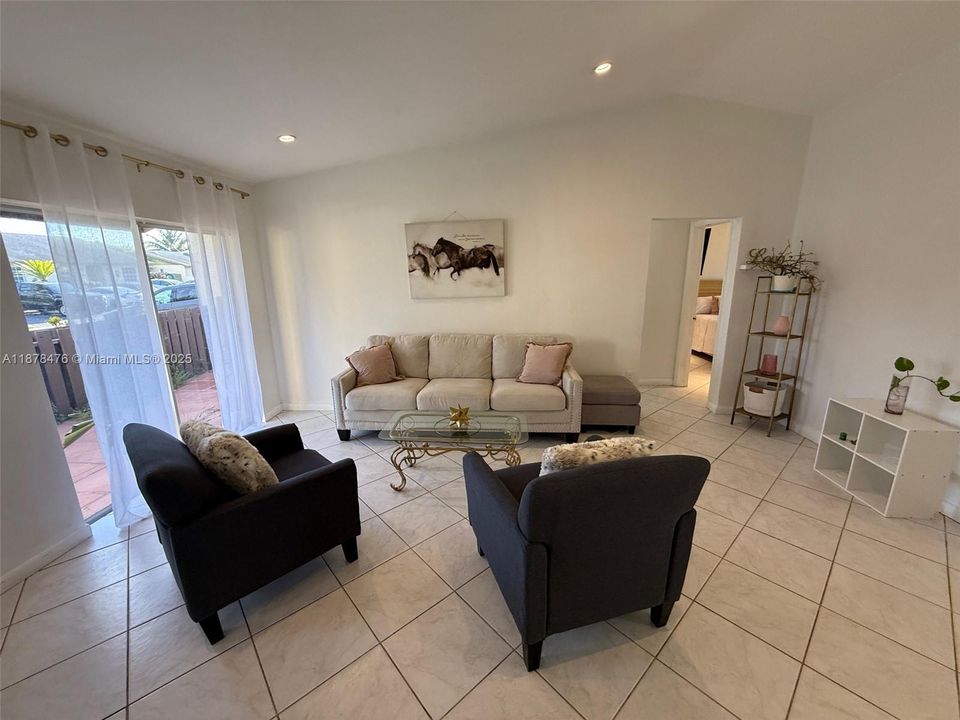 Activo con contrato: $410,000 (3 camas, 1 baños, 1015 Pies cuadrados)