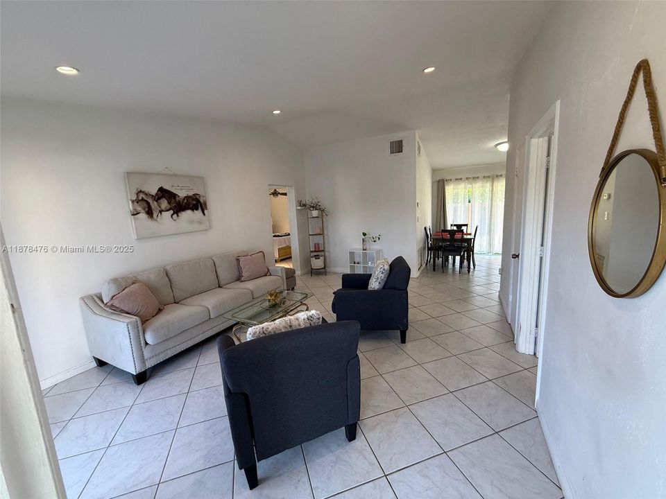 Activo con contrato: $410,000 (3 camas, 1 baños, 1015 Pies cuadrados)