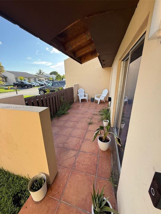 Activo con contrato: $410,000 (3 camas, 1 baños, 1015 Pies cuadrados)