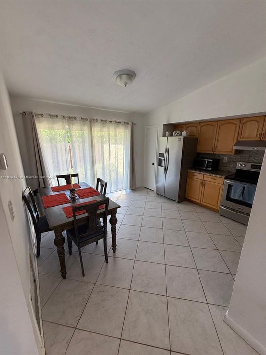 Activo con contrato: $410,000 (3 camas, 1 baños, 1015 Pies cuadrados)