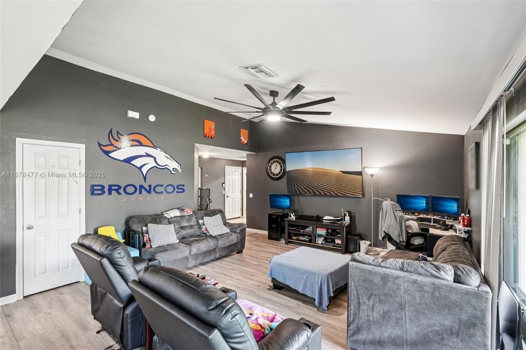 En Venta: $275,000 (3 camas, 2 baños, 0 Pies cuadrados)