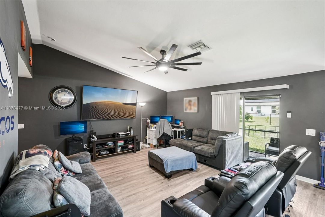 En Venta: $275,000 (3 camas, 2 baños, 0 Pies cuadrados)