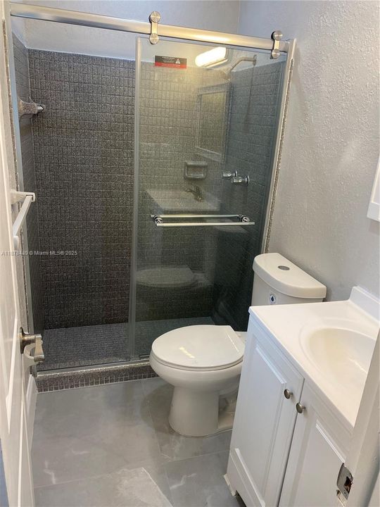 合同活跃: $2,400 (2 贝兹, 2 浴室, 1050 平方英尺)