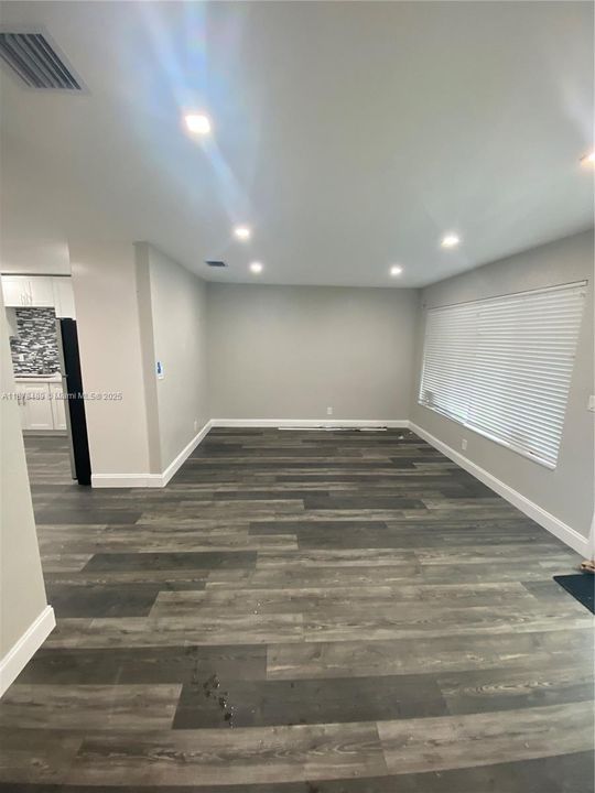 合同活跃: $2,400 (2 贝兹, 2 浴室, 1050 平方英尺)