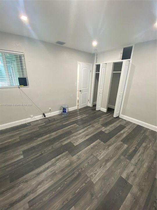 合同活跃: $2,400 (2 贝兹, 2 浴室, 1050 平方英尺)