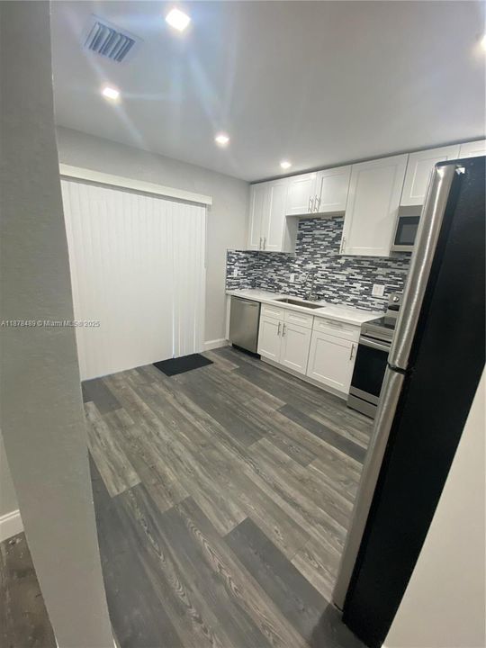 合同活跃: $2,400 (2 贝兹, 2 浴室, 1050 平方英尺)