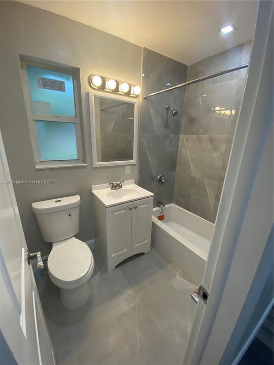 合同活跃: $2,400 (2 贝兹, 2 浴室, 1050 平方英尺)