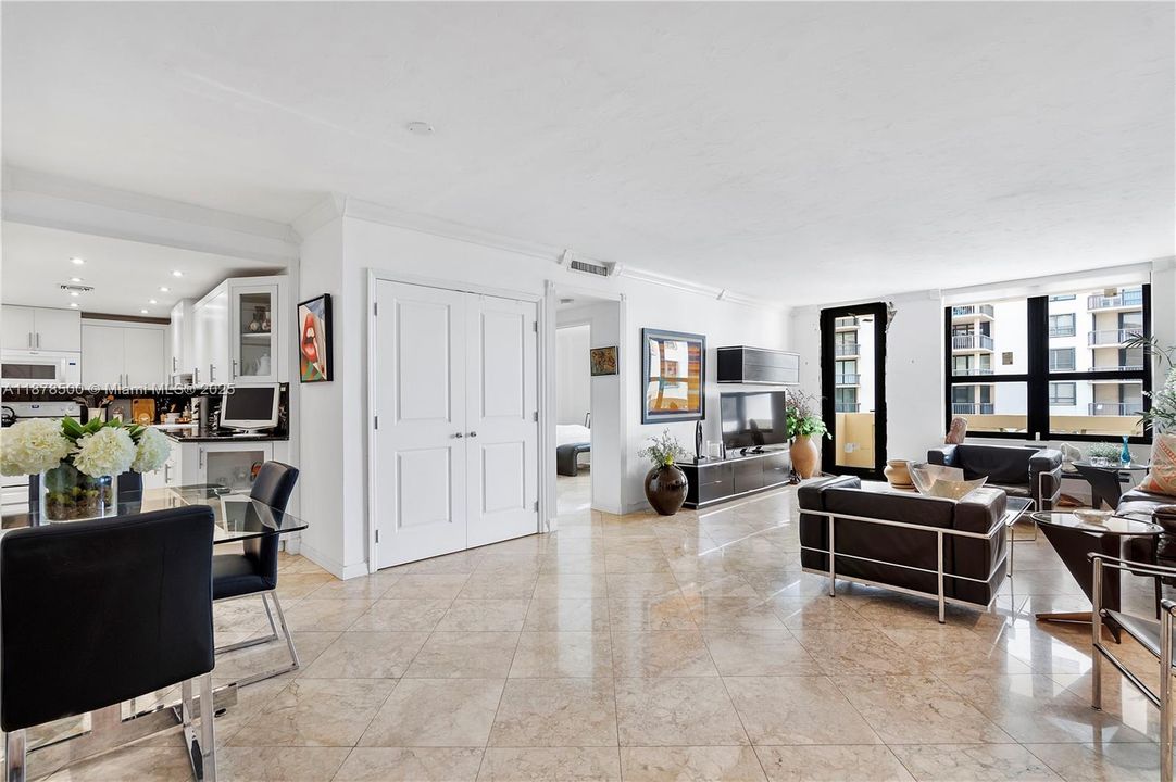 待售: $450,000 (1 贝兹, 1 浴室, 1019 平方英尺)