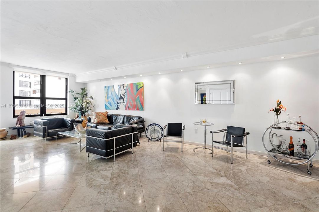 待售: $450,000 (1 贝兹, 1 浴室, 1019 平方英尺)