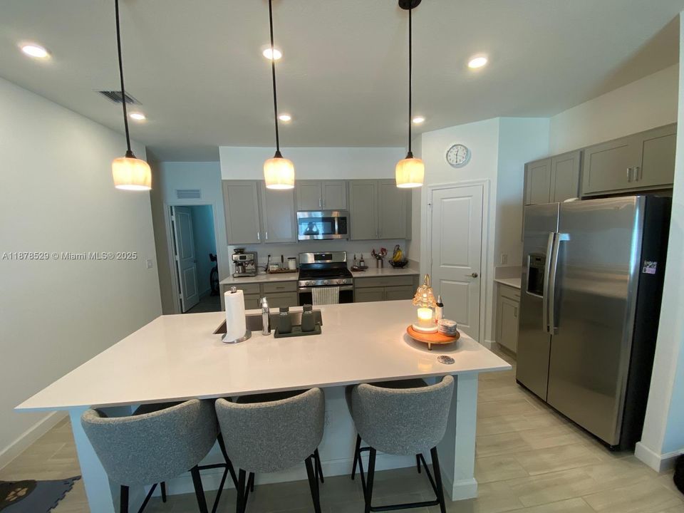 For Rent: $3,000 (4 beds, 2 baths, 1814 Square Feet)