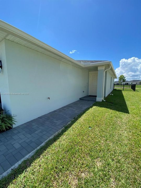 For Rent: $3,000 (4 beds, 2 baths, 1814 Square Feet)