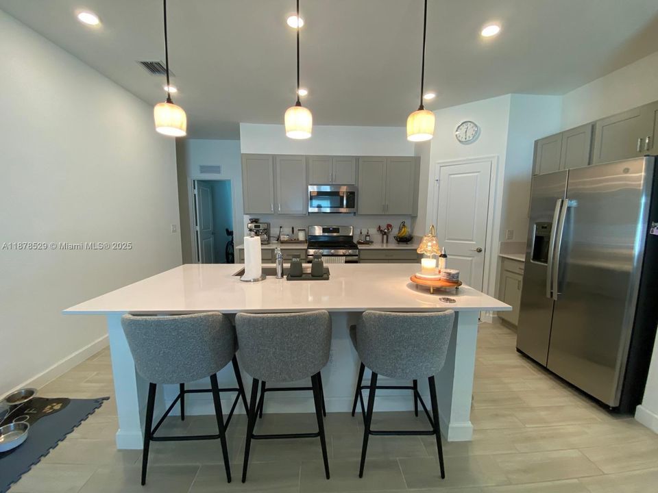 For Rent: $3,000 (4 beds, 2 baths, 1814 Square Feet)