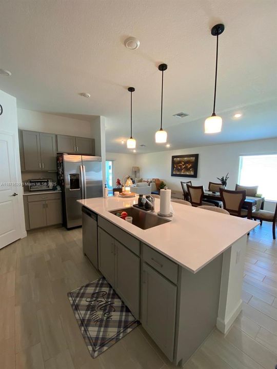 For Rent: $3,000 (4 beds, 2 baths, 1814 Square Feet)