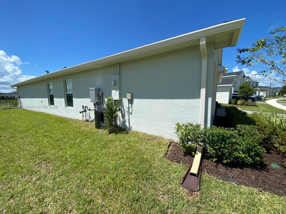 For Rent: $3,000 (4 beds, 2 baths, 1814 Square Feet)