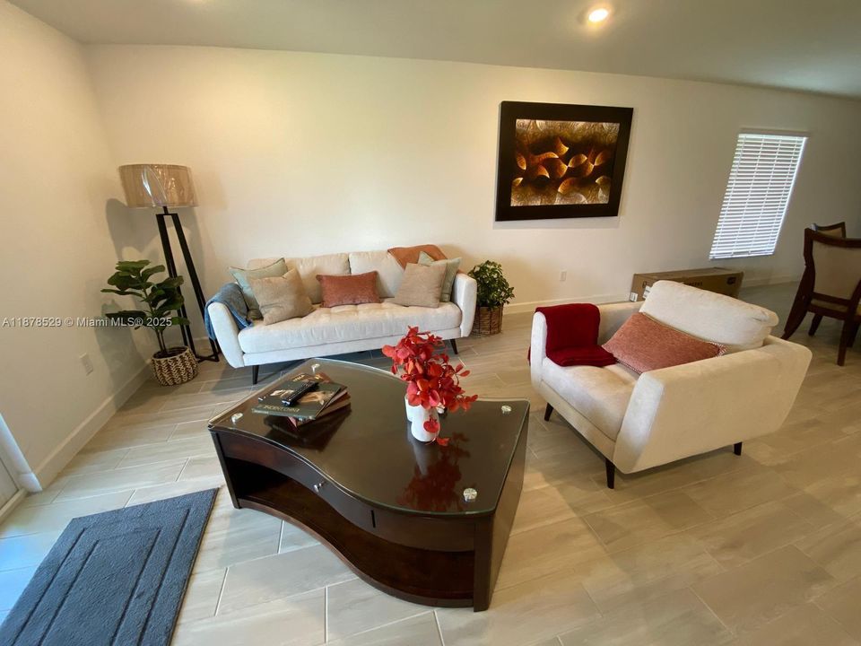 For Rent: $3,000 (4 beds, 2 baths, 1814 Square Feet)