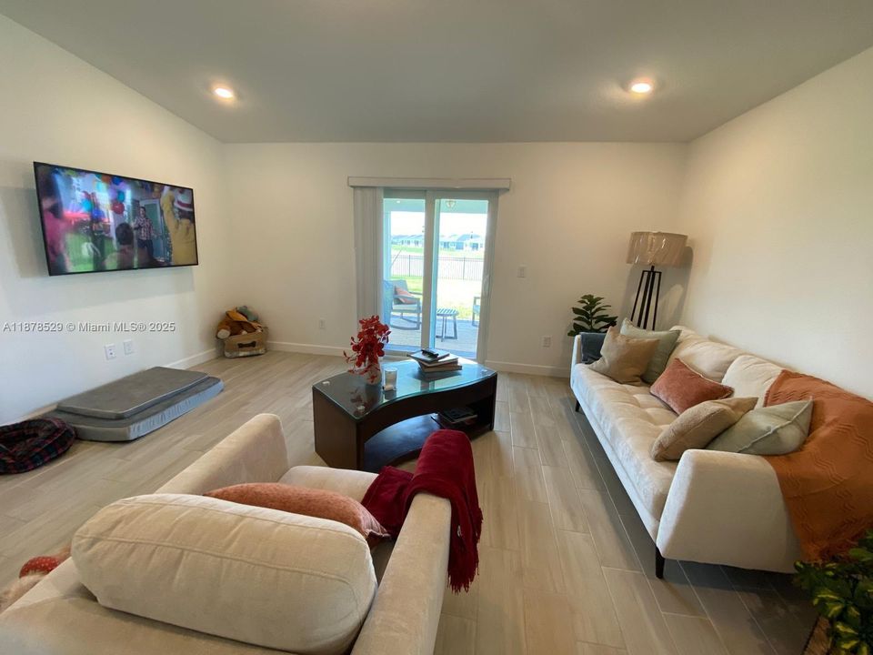 For Rent: $3,000 (4 beds, 2 baths, 1814 Square Feet)