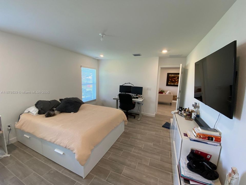 For Rent: $3,000 (4 beds, 2 baths, 1814 Square Feet)