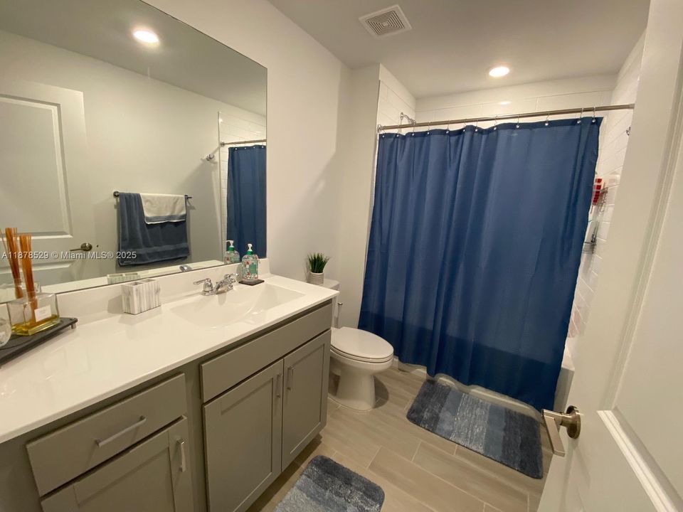 For Rent: $3,000 (4 beds, 2 baths, 1814 Square Feet)