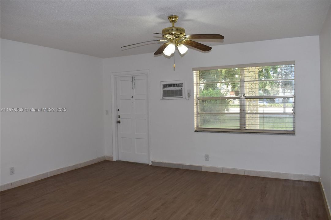 Active With Contract: $1,450 (1 beds, 1 baths, 750 Square Feet)