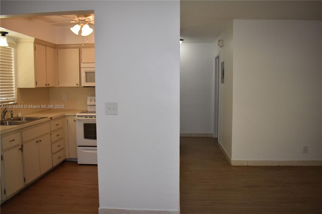 Active With Contract: $1,450 (1 beds, 1 baths, 750 Square Feet)