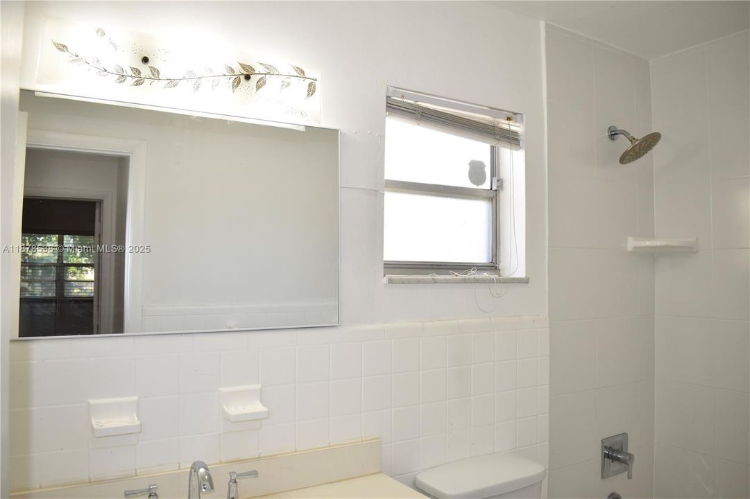 Active With Contract: $1,450 (1 beds, 1 baths, 750 Square Feet)