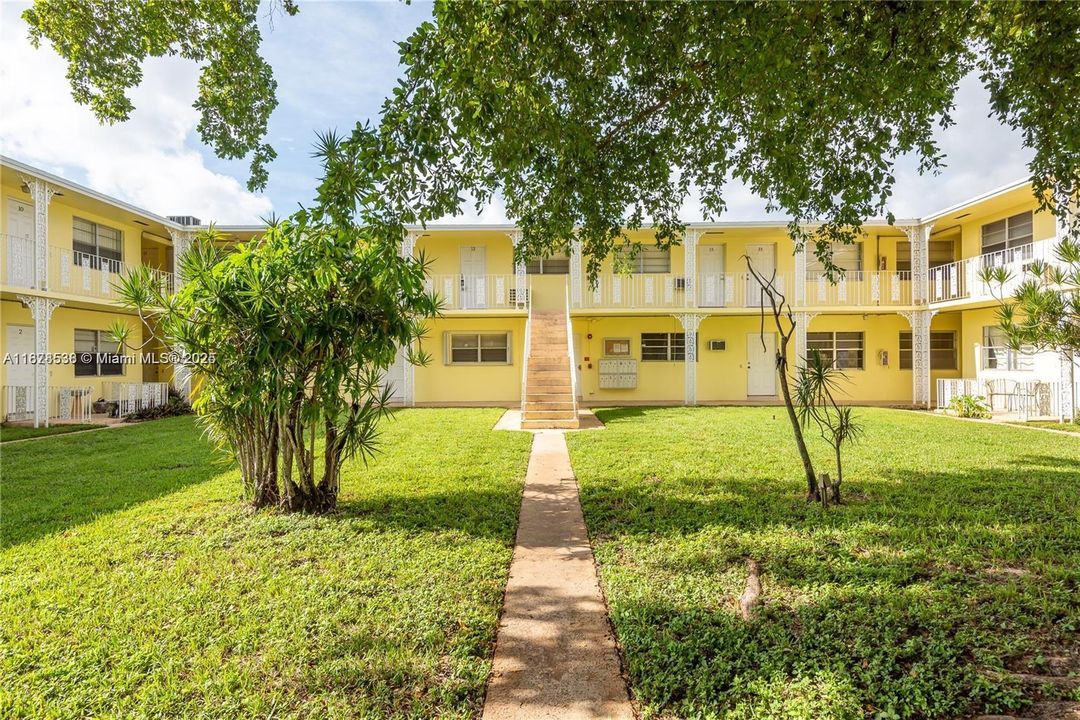 Active With Contract: $1,450 (1 beds, 1 baths, 750 Square Feet)