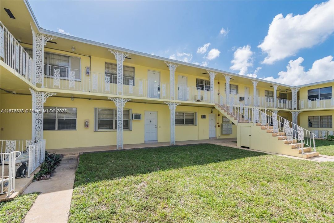 Active With Contract: $1,450 (1 beds, 1 baths, 750 Square Feet)