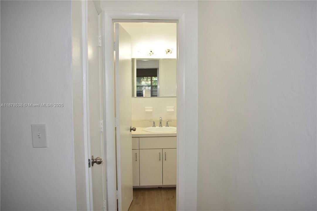 Active With Contract: $1,450 (1 beds, 1 baths, 750 Square Feet)
